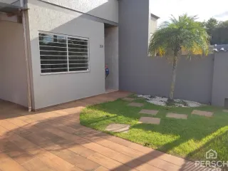 Fachada externa de uma residência em Lajeado, Brasil, mostrando a parede e um jardim.