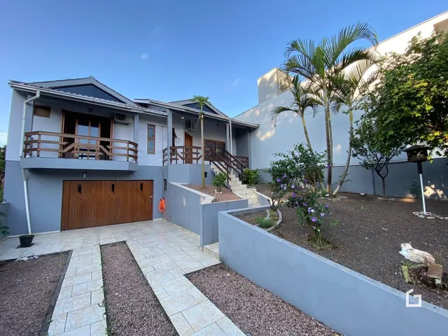 Fachada de uma residência em Lajeado, Brasil, com jardim e pátio.