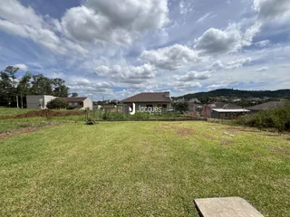 Vista externa de uma propriedade em Lajeado, Brasil, com um grande gramado em primeiro plano.
