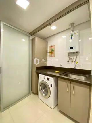 Uma cozinha com armários e máquina de lavar roupa.