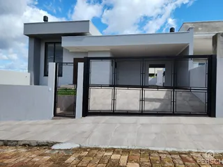 Fachada moderna de uma residência com portão de metal em Lajeado, Brasil.