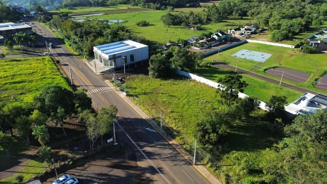 Vista aérea de uma residência em Lajeado, Brasil, cercada por áreas verdes.