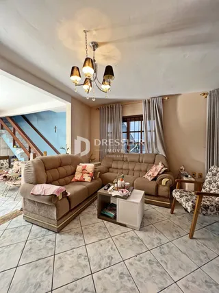Sala de estar com sofá e decoração em um imóvel no Brasil.