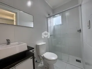 Banheiro com piso cerâmico e box de vidro em Lajeado, Brasil.