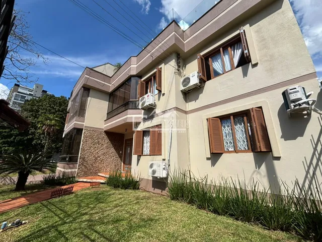 Fachada de um imóvel residencial em Lajeado, Brasil, com jardim frontal.