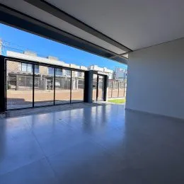 Ambiente interno com grandes portas de vidro voltadas para o exterior.