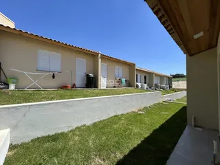 Vista externa de uma linha de casas em Lajeado, Brasil, com jardim gramado.