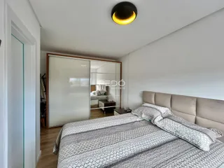 Quarto com cama e armário em um imóvel no Brasil.