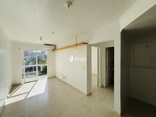 Vista interna de uma sala com piso de cerâmica e porta de vidro.