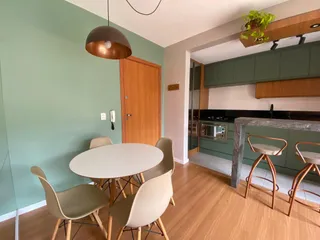 Foto de um ambiente de jantar com mesa redonda e cadeiras em um apartamento.