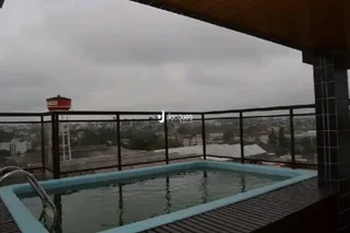 Vista da piscina no terraço de uma propriedade em Lajeado.