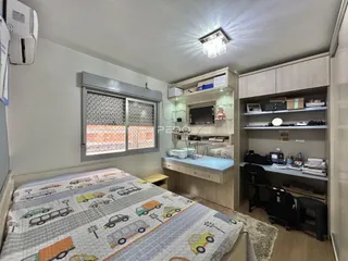 Quarto com cama e armários em um imóvel no Brasil.