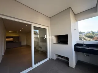 Vista interna de uma sala de estar que se abre para uma área externa.