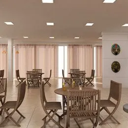 Sala de estar com cortinas claras e iluminação bem distribuída.