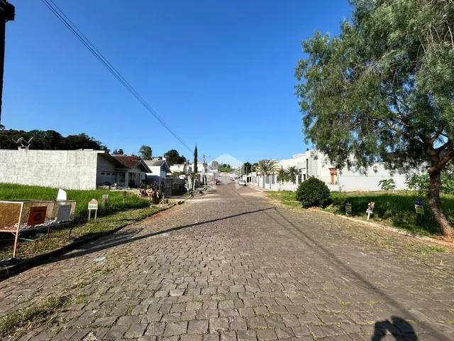 Vista da rua pavimentada em Lajeado, Brasil.