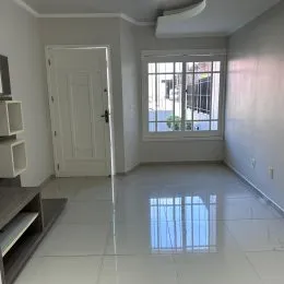 Foto de um ambiente interno com paredes brancas e piso claro.