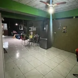 Foto de um ambiente interno com piso de cerâmica e teto de gesso.