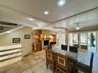 Sala de estar com lareira e acesso a uma área externa.