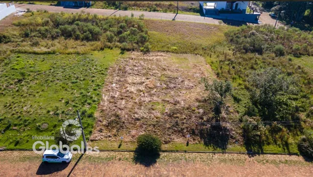 Vista aérea de um terreno com vegetação no Brasil.