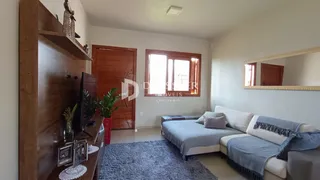 Sala de estar com sofá e estantes de madeira.
