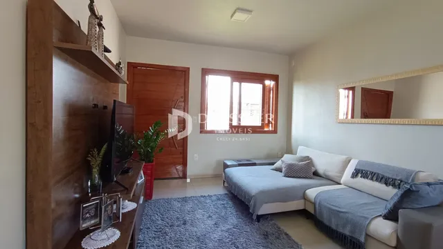 Sala de estar com sofá e estantes de madeira.