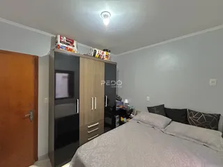 A foto mostra um quarto com cama e um guarda-roupa.