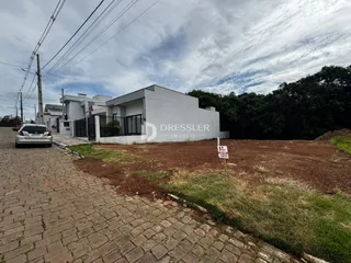 Fachada de uma residência em Lajeado, Brasil, com terreno adjacente.