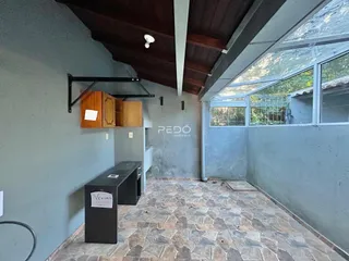 Interior de um espaço com piso de cerâmica e teto inclinado.