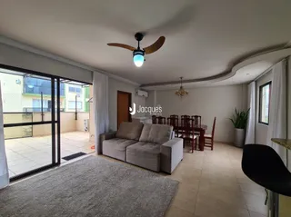 Sala de estar com portas de vidro abrindo para o exterior.