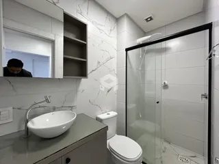 Foto de um banheiro moderno com revestimento de mármore.