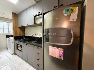 Foto de uma cozinha com armários cinzas e piso branco.
