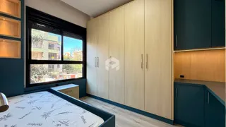Quarto com armários embutidos e janela grande.