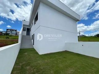 Fachada externa de uma casa moderna branca em Lajeado, Brasil.
