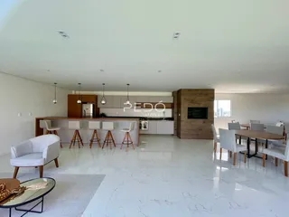 Ambiente de sala de estar e cozinha em um imóvel moderno.