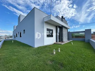 Fachada moderna de uma casa em Lajeado com gramado verde.