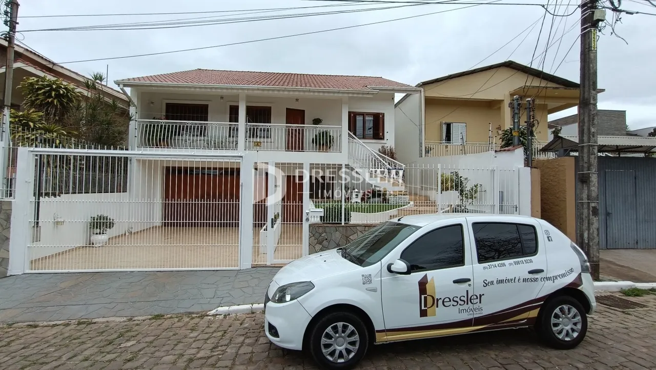 Fachada de uma residência em Lajeado, Brasil, com cerca e garagem.