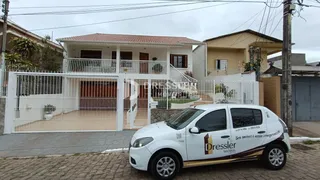 Fachada de uma residência em Lajeado, Brasil, com cerca e garagem.