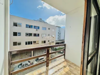 Vista da fachada de um prédio residencial em Lajeado, Brasil, com uma sacada.