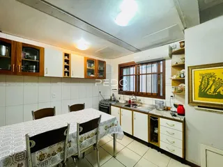 Foto de uma sala de jantar com cozinha em um imóvel.
