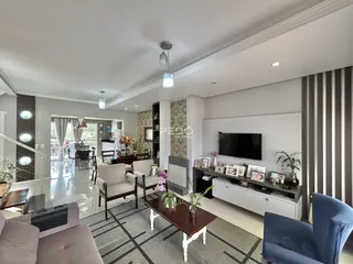 Sala de estar ampla com decoração moderna e piso claro.