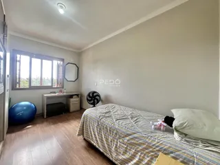 Quarto com cama e janela em um imóvel.
