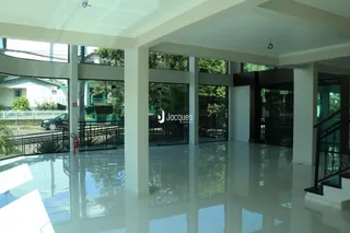 Espaço interno amplo com piso reflexivo e grandes janelas.