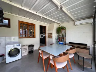 Ambiente interno de uma sala de jantar com cozinha em Lajeado, Brasil.