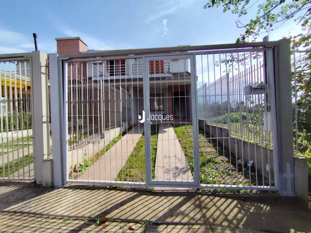 Vista da fachada de uma propriedade com portão de metal em Lajeado.