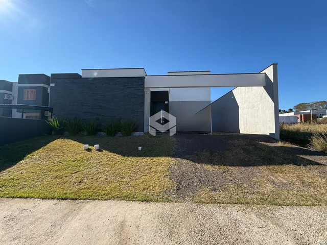 Fachada externa de uma residência moderna em Lajeado, Brasil.