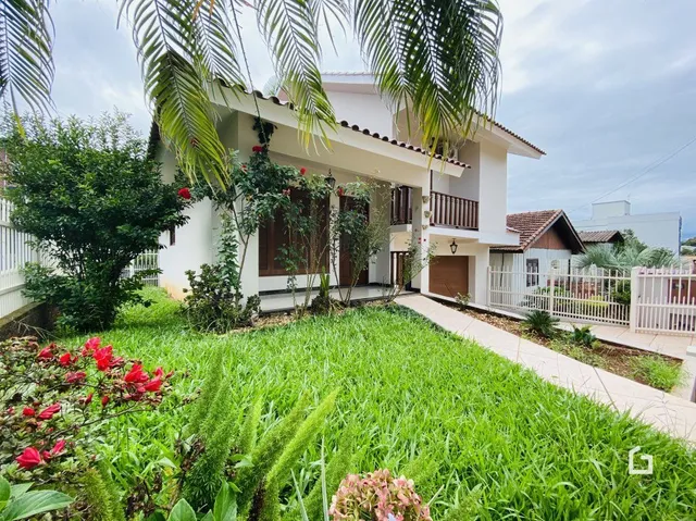 Fachada de uma residência em Lajeado, Brasil com jardim na frente.