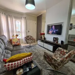 Foto de uma sala de estar com sofá e cortinas em um imóvel.