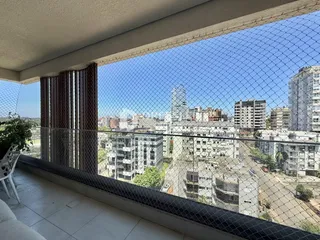 Vista da varanda de um imóvel em Lajeado, Brasil, com vista para edifícios urbanos.