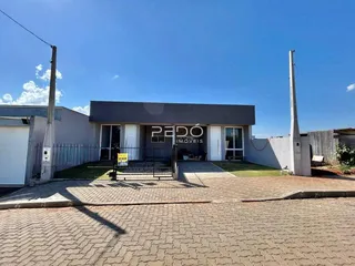 Fachada de uma casa em Lajeado, Brasil, com portão e muro.