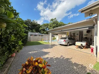 Vista da fachada de uma residência em Lajeado, Brasil, com área externa pavimentada.